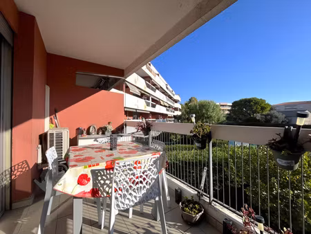 appartement t2 dans copropriété avec jardins et piscine