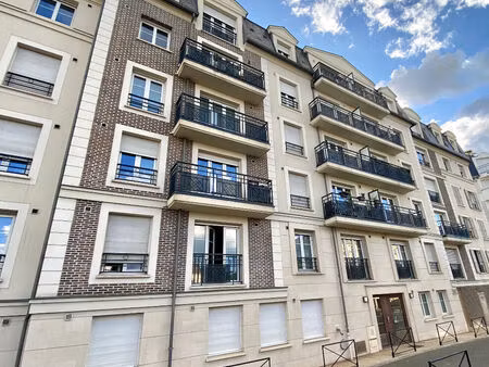 grand studio de 28 m²  12 mins gare !