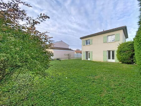 maison individuelle   96m2 sur terrain 384m2  trois chambres  un garage.