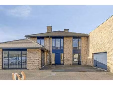 entrepôt (400 m²) avec maison spacieuse (229 m²)