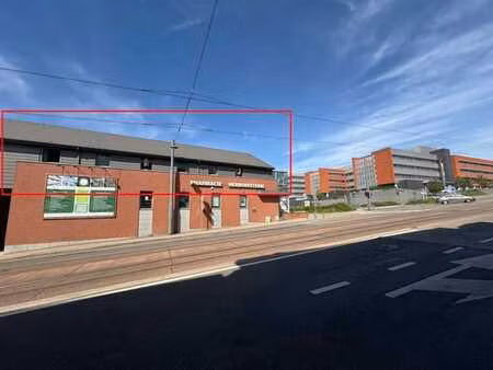 grands espaces professionnels en face de l'hôpital