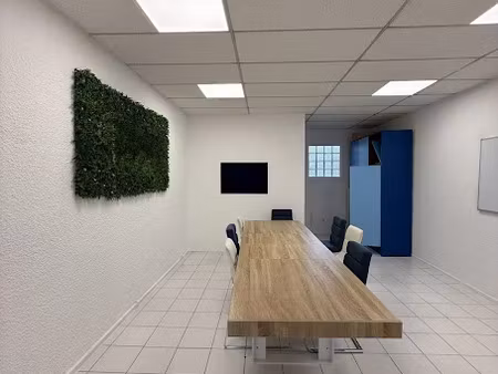 location locaux professionnels 53 m² à saintes (17100)  650 €