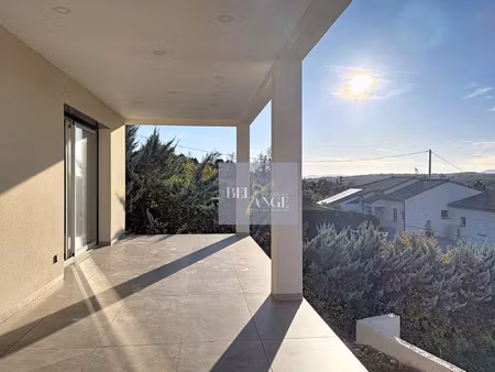 une maison récente avec vue dominante