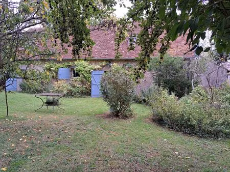 maison de charme dans jardin clos