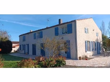 grande maison familiale avec ses dependances