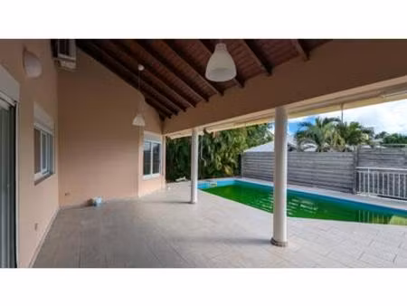 jolie villa f5 piscine fonctionnelle  lumineuse et ventilée  quartier paisible