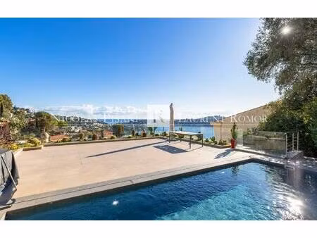 villa contemporaine avec piscine rooftop et vue panoramique