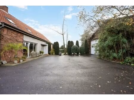 landelijke woning met loods