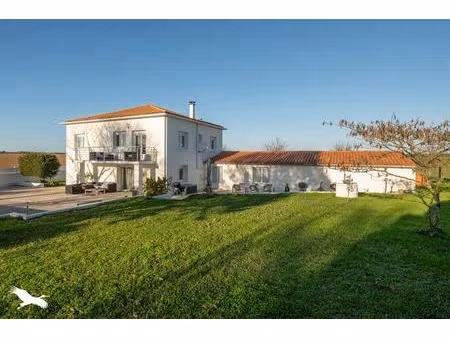 vente maison 7 pièces 206 m² saint-romain-de-benet (17600)