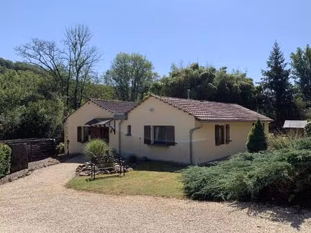 maison de plain-pied avec des lacs de pêche bien approvisionnés et de magnifiques jardins.