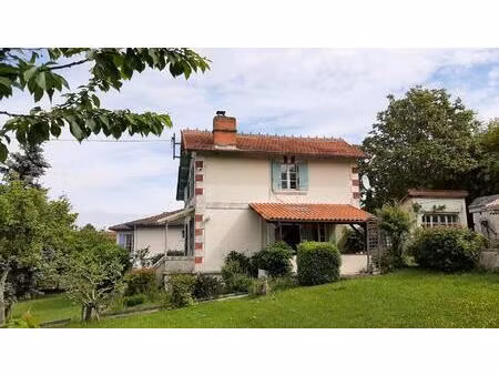 maison de 4 chambres avec piscine  en bordure du bourg