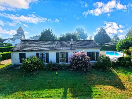 belle maison de village de 3-4 chambres avec piscine.