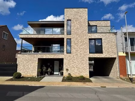 unieke penthouse met 2 slaapkamers  ruime terrassen en garage te paal