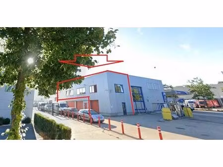 multifunctionele ruimte met eigen inkomhal en inpandige garage in wingepark