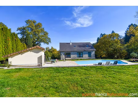 maison récente avec piscine et étang