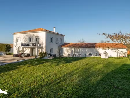 vente maison 7 pièces 206 m² à saint-romain-de-benet (17600)  390 000 €