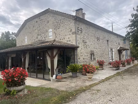 propriete en pierre avec un batiment de 550 m2 avec terrain