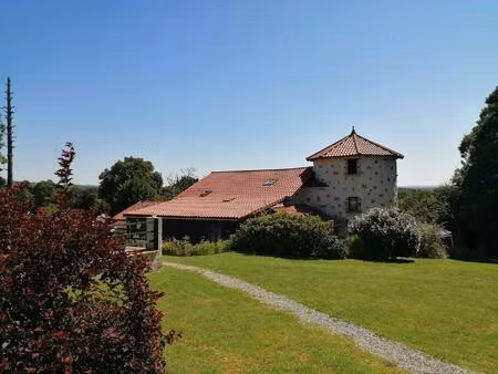 maison de trois chambres avec gîte d'une chambre dans la tour et piscine chauffée