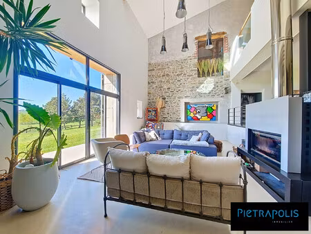 rare dans les monts du lyonnais : corps de ferme superbement ré