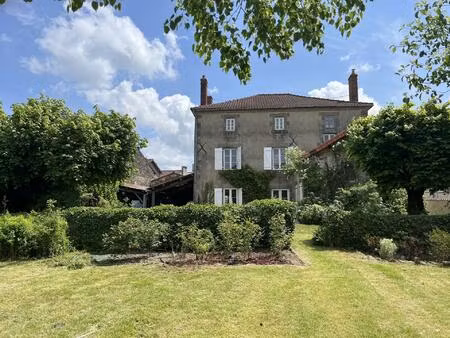 maison de maitre avec piscine et spa au centre bourg