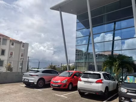 location locaux professionnels 81.16 m² à le lamentin (97232)  1 901 €