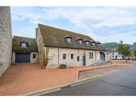 belle demeure avec jardin intime.