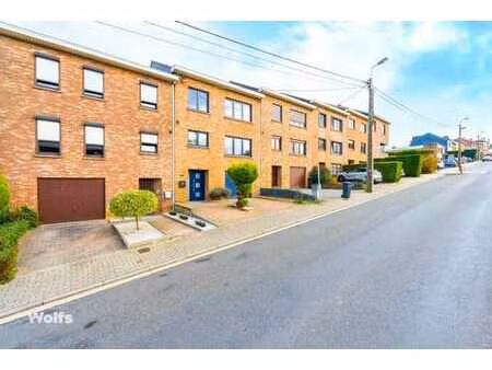 maison avec garage et jardin  à deux pas du centre !