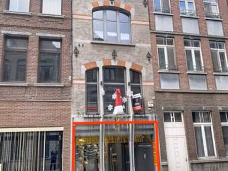 surface commerciale actuellement à usage de salon de coiffur