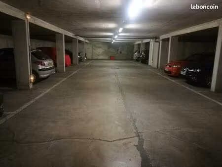 place de parking à 5/7 min du centre-ville de vence (06140)