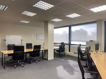 les bureaux de la colline. situé dans un environnement facile d’accès  proche des transpor