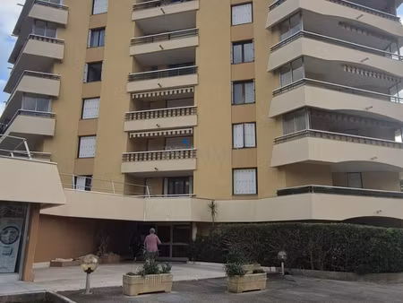 frejus plage  résidence avec piscine et gardien.