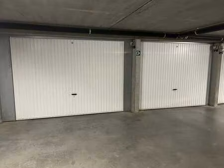 garage fermé au rez-de-chaussée