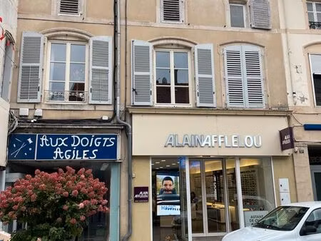 immeuble de rapport avec 2 cellules commerciales