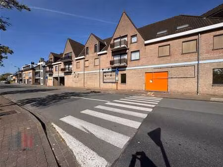 centraal gelegen handelspand van +/- 510 m² te huur in to...