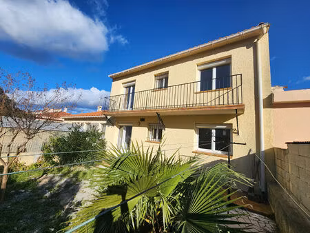 maison divisée en deux appartements avec garage  saint andré