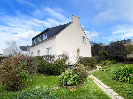 finistère: proche plomodiern. spacieuse maison de 7 chambres avec studio attenant  à quelq