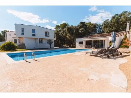 propriété d'exception éco-responsable avec piscine  étang  et prestations haut de gamme