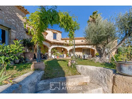 maison atypique avec jardin paysager et architecture singulière