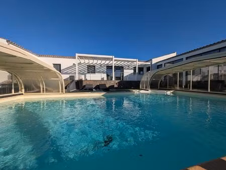 maison plain pied 194 m2  5 chambres  piscine  au pied des commerces