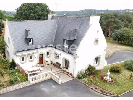 à vendre  spacieuse maison familiale de plus de 150 m² sur parc arboré de 6 000 m² !