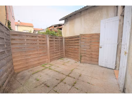 cabannes centre appartement 2 pieces avec terrasse en rdc