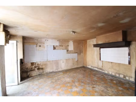 maison 2 pièces - 40 m² à rénover dans le village de st-georges-de-luzençon
