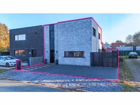 moderne halfopen bebouwing (3 jaar oud) nabij e313 & e314!