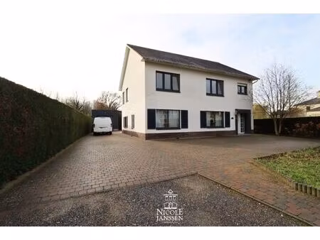 ruime gezinswoning met loods