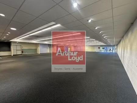 location local commercial 640m² troyes 10000