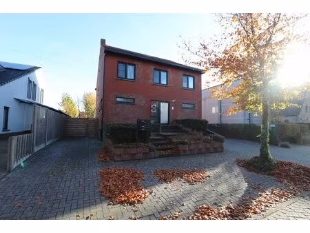 een dakappartement met 1 slaapkamer op een rustige locatie in beerse.