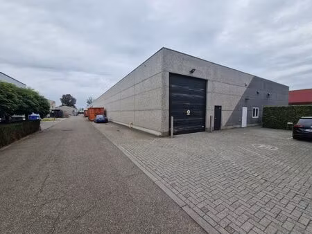 magazijn met mezzanine te huur langs de hinnenboomstraat 1c te hoogstraten.