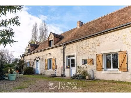 maison en pierres au coeur d'un vaste parc arboré