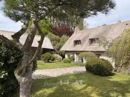 proche montfort l'amaury - vaste chaumière avec dépendances