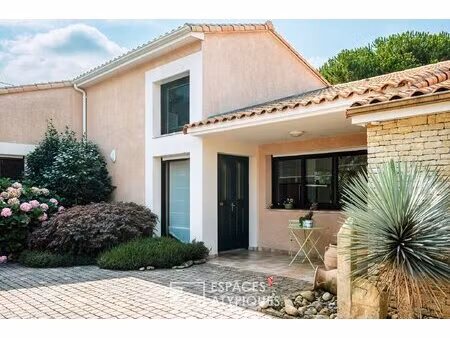 villa d'architecte avec piscine et parc paysager